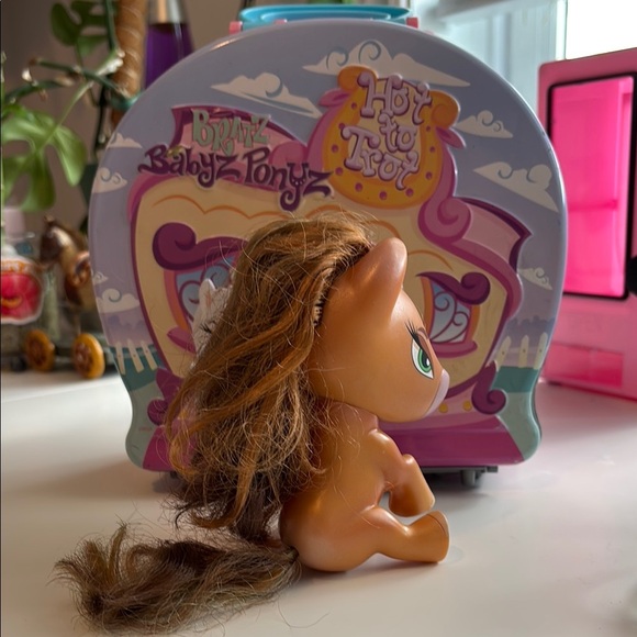 Vintage Bratz Baybz Ponyz lot Hot to Trot carry case Bonita Brown 2 shoe sets - Picture 2 of 3
